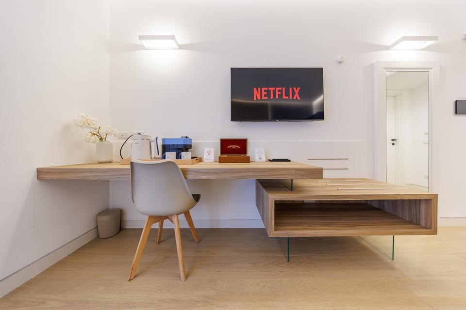 TV and multimedia, Coffee/tea facilities, Photo of the whole room