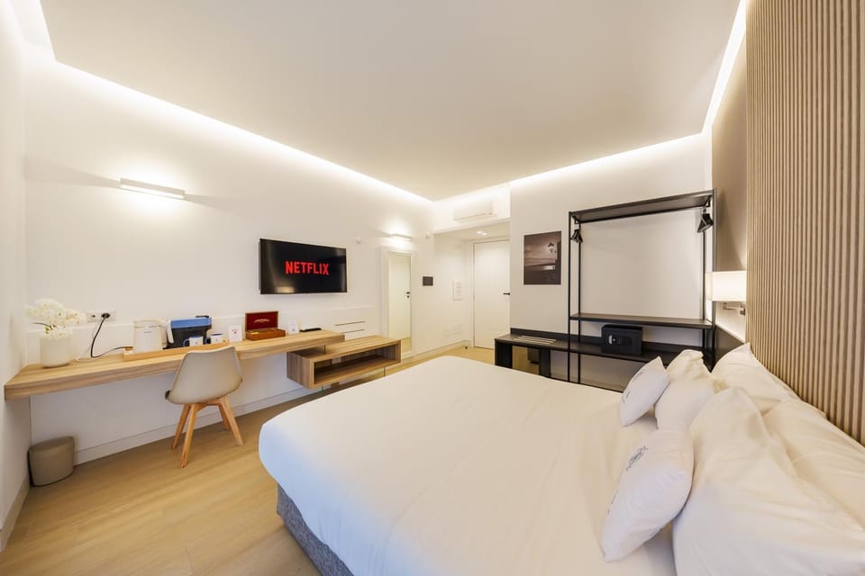 Bed, Coffee/tea facilities, Photo of the whole room, heating, minibar, safe, wardrobe, air conditioner