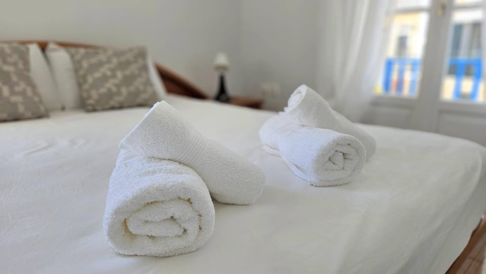 Bed, Bedroom, towels