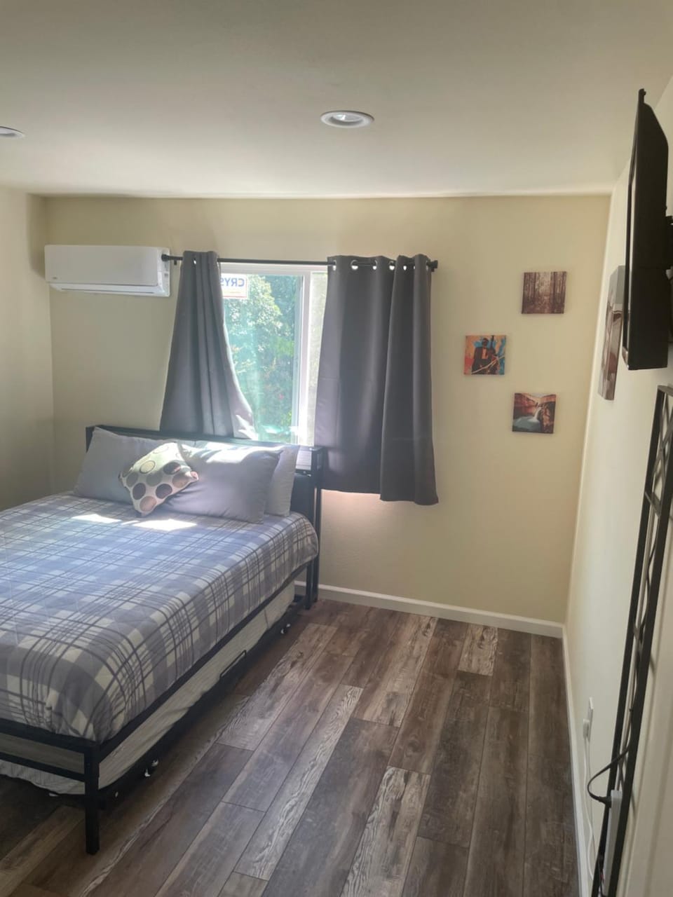 Bed, TV and multimedia, Bedroom