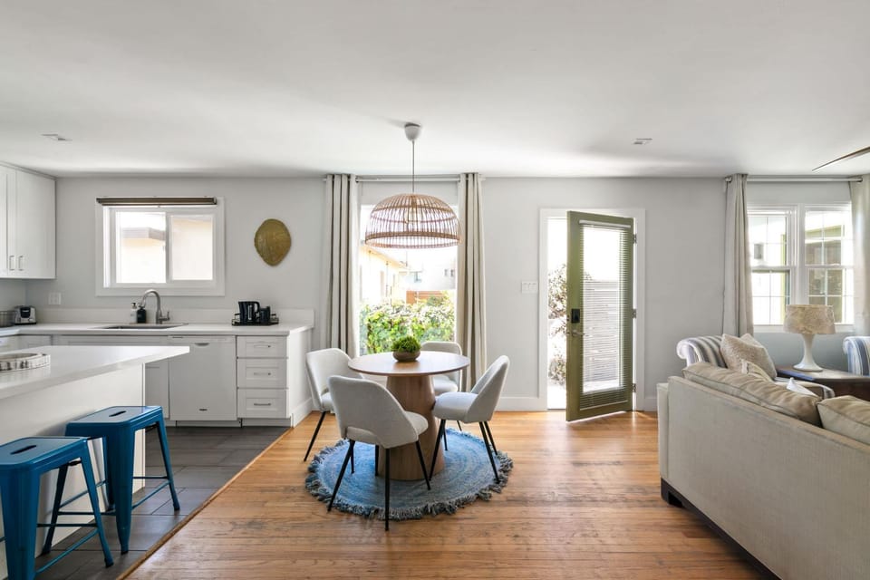 6 Bedroom Family Getaway Walk to Law Street Beach House in Pacific Beach