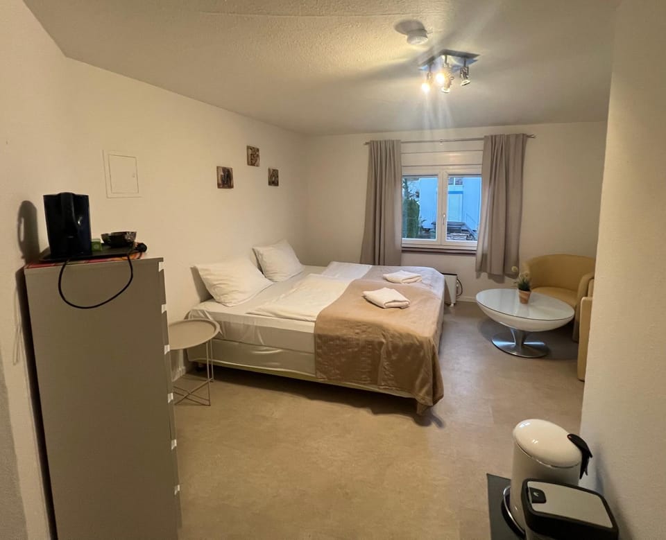 Photo of the whole room, Bedroom