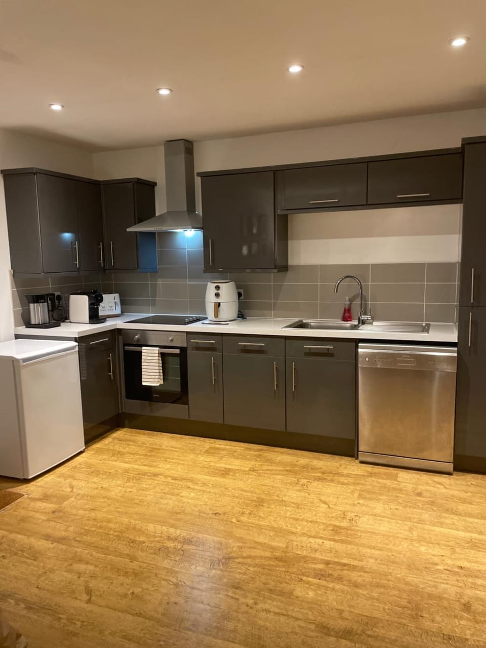 Cute 1 bed apartment 2 mins from the sea - Sleeps 4,Free Parking Permit Flat 8 The Gables, Church Street, Lyme Regis Apartment in Lyme Regis