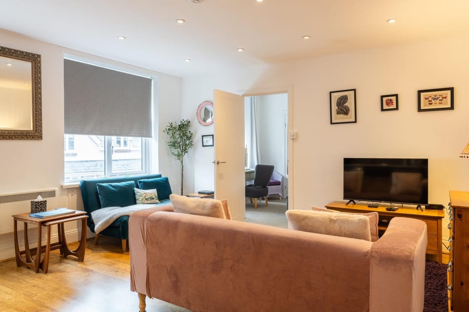 Cute 1 bed apartment 2 mins from the sea - Sleeps 4,Free Parking Permit Flat 8 The Gables, Church Street, Lyme Regis Apartment in Lyme Regis