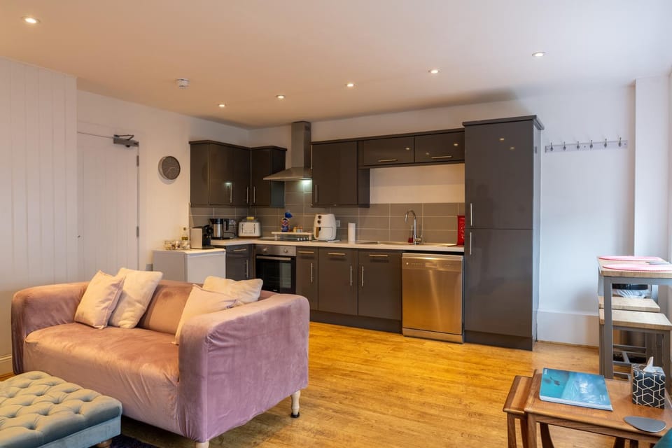 Coffee/tea facilities, Kitchen or kitchenette, Living room, Seating area, Dining area, oven, stove, toaster