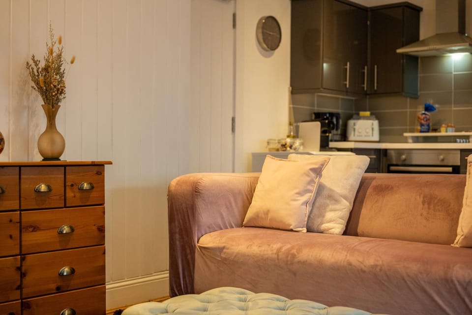 Cute 1 bed apartment 2 mins from the sea - Sleeps 4,Free Parking Permit Flat 8 The Gables, Church Street, Lyme Regis Apartment in Lyme Regis