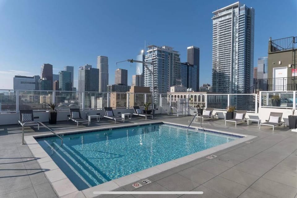 City view, Pool view, Swimming pool, sunbed