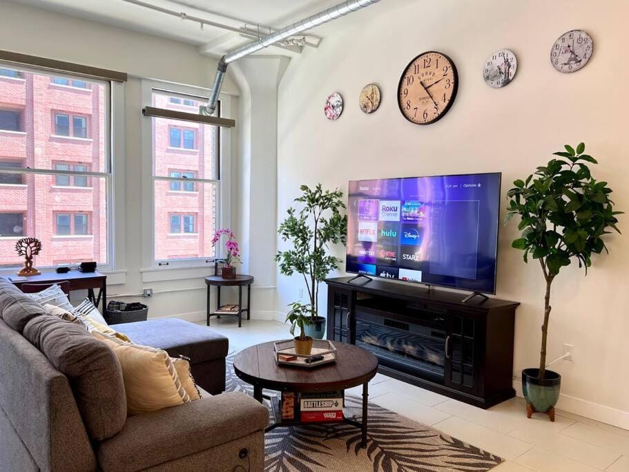 TV and multimedia, Living room, Evening entertainment