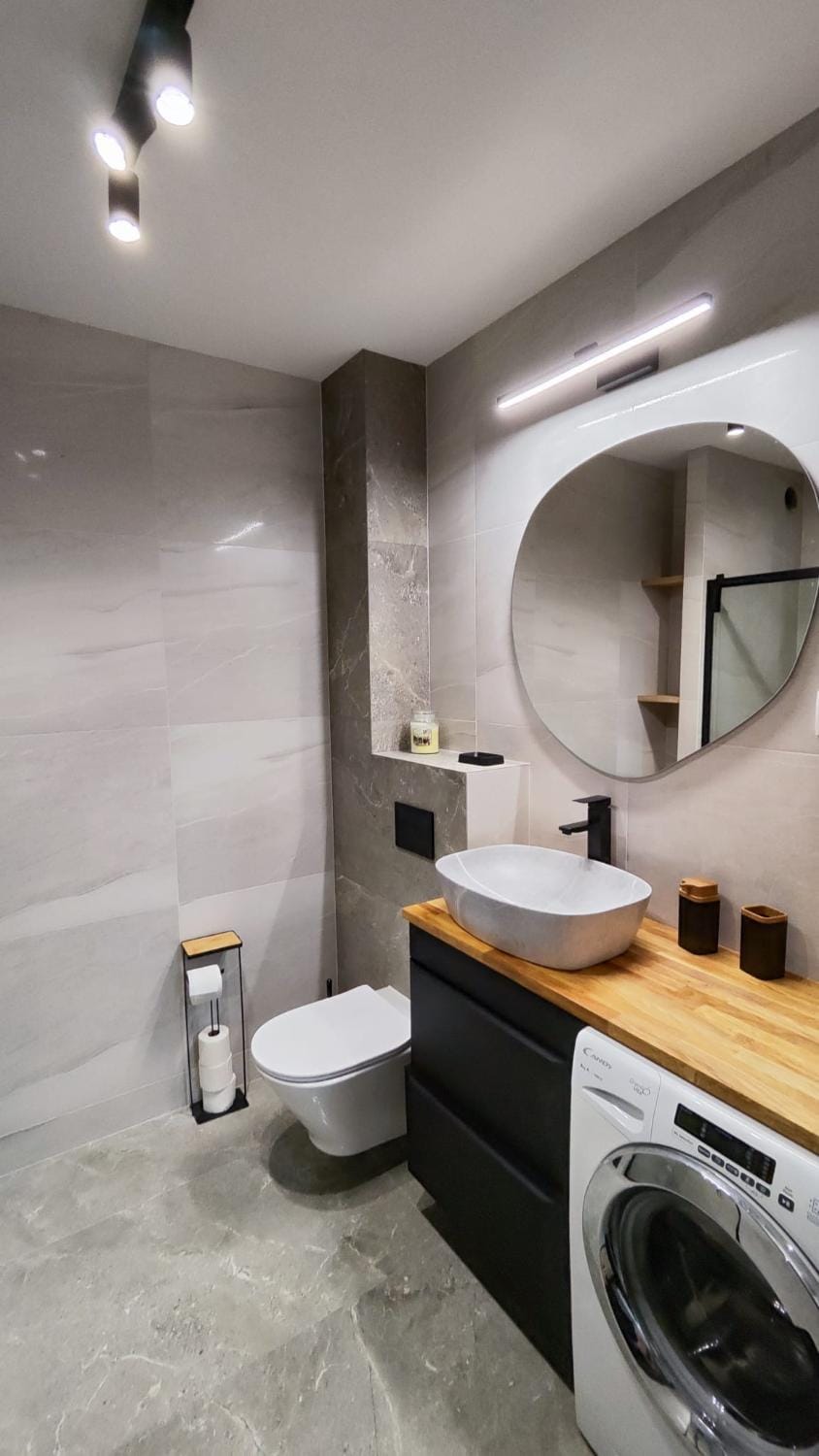 Toilet, Bathroom, towels, washing machine