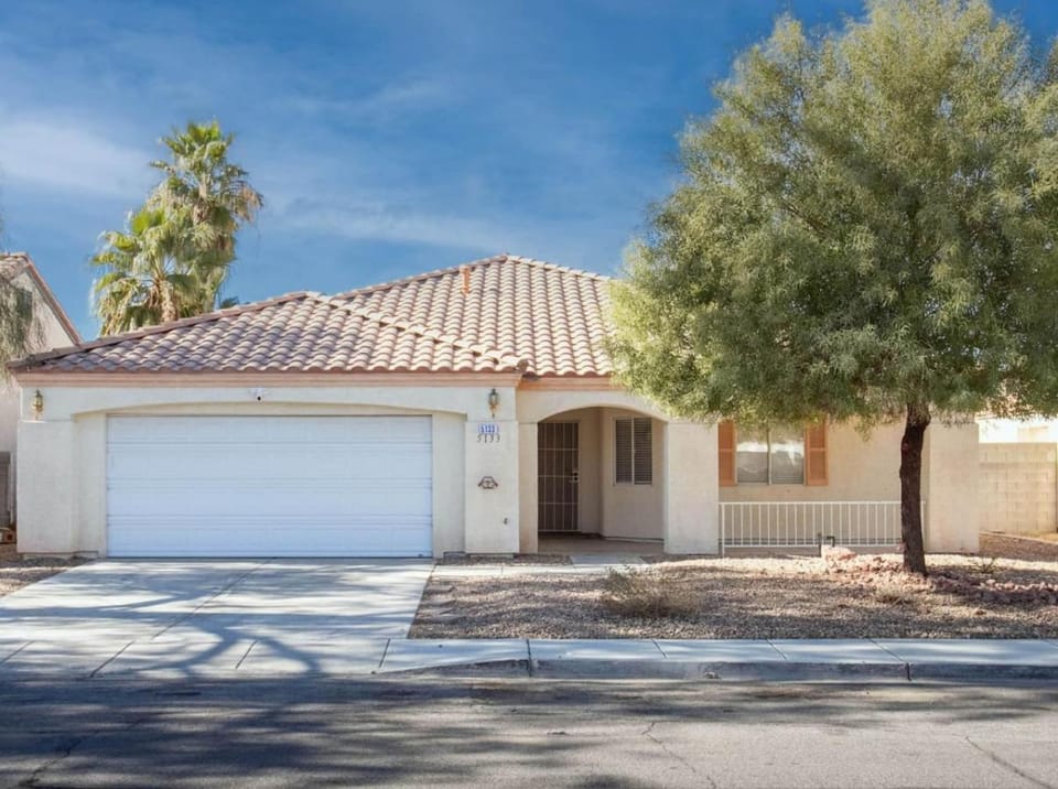 4BR Getaway with Pool and Billiard House in North Las Vegas