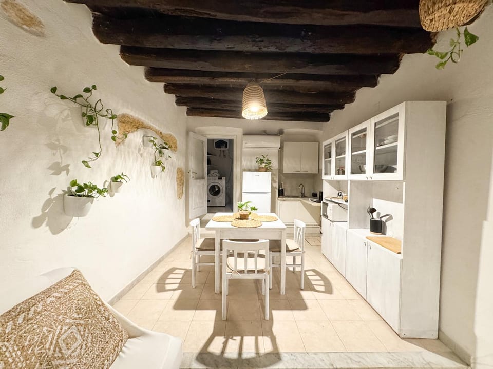 Kalma - at the picturesque Via Stretta House in Cagliari
