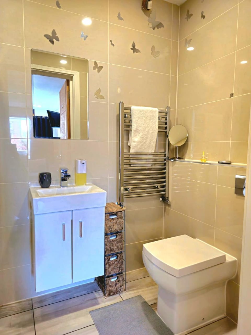 Shower, Toilet, Bathroom, towels