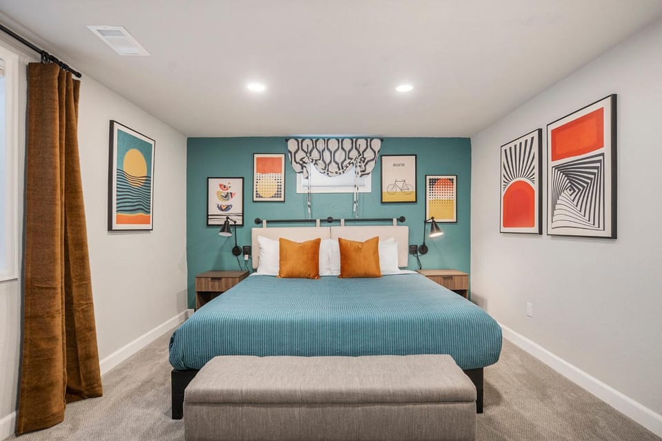 Colorful Getaway Hot Tub Enchanting Yard House in Thornton