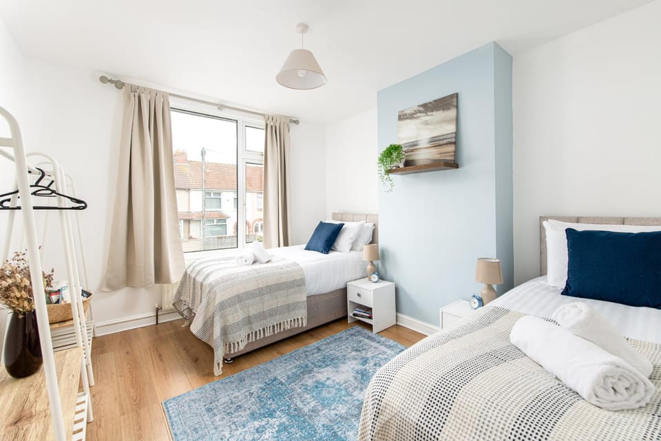 Bed, Photo of the whole room, Bedroom, towels