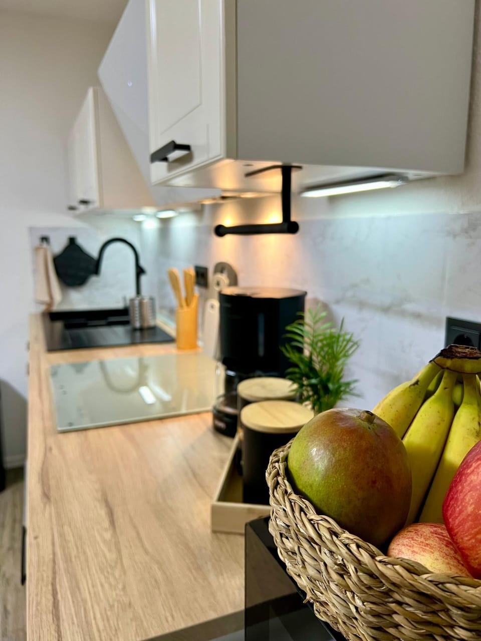 Kitchen or kitchenette, Food and drinks, Food, stove, toaster