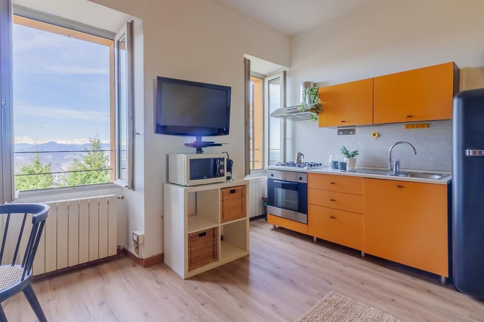 TV and multimedia, Kitchen or kitchenette, Dining area, oven, stove