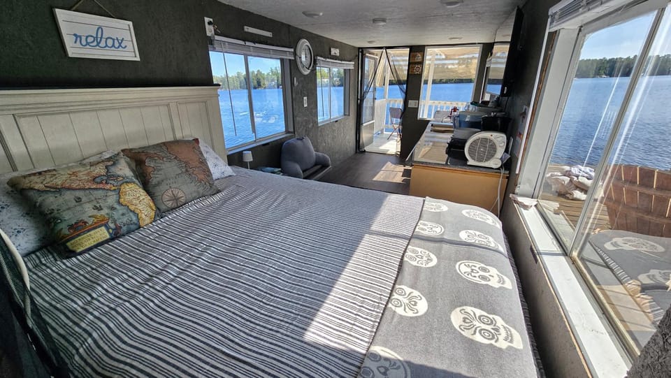 Bed, View (from property/room), View (from property/room), Bedroom, Lake view, Lake view