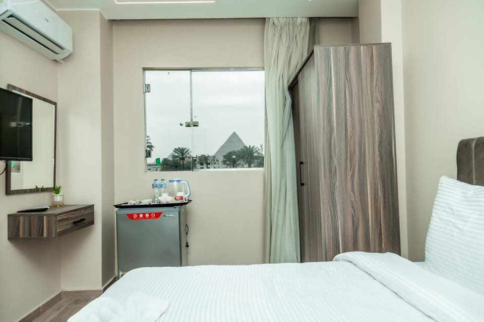 Bed, TV and multimedia, View (from property/room), Photo of the whole room, Bedroom, Mountain view, hair dresser, air conditioner