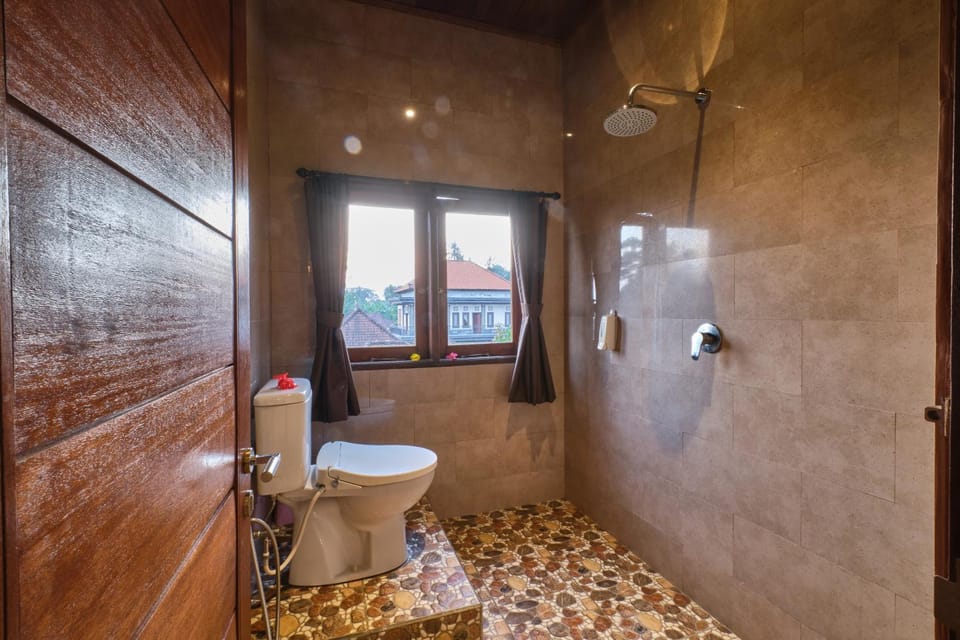 Shower, Toilet
