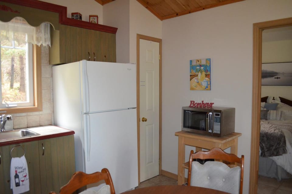 Coffee/tea facilities, Kitchen or kitchenette, microwave, oven, storage, stove