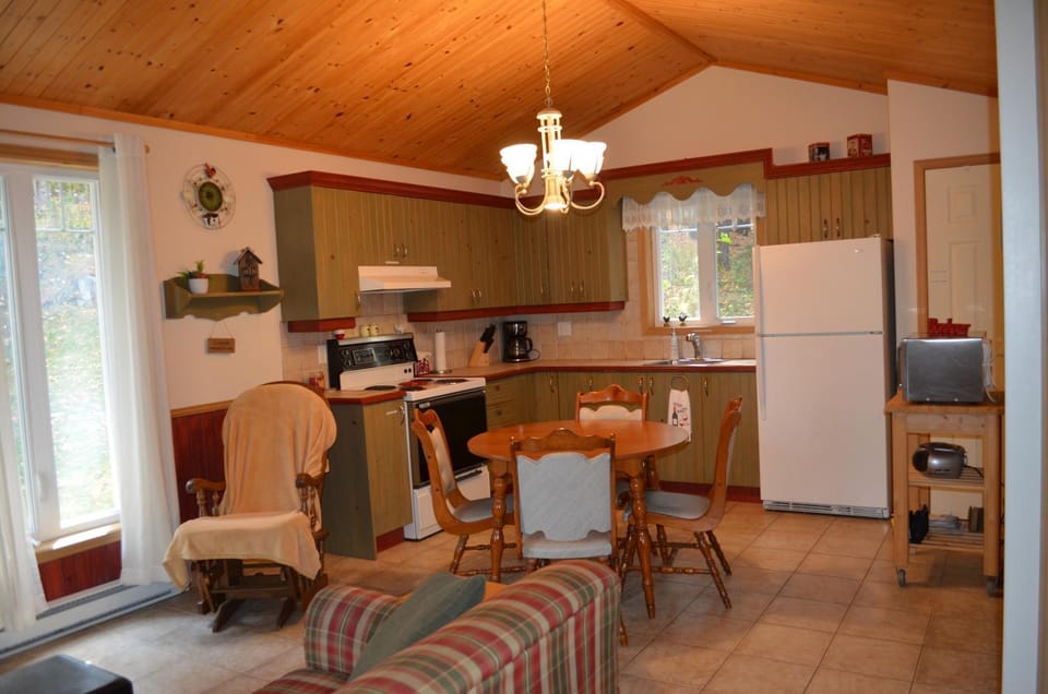 Coffee/tea facilities, Kitchen or kitchenette, Dining area, microwave, oven, pet friendly, stove, toaster