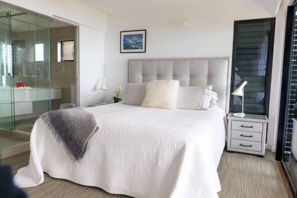 Bed, Bathroom, Photo of the whole room, Bedroom, towels