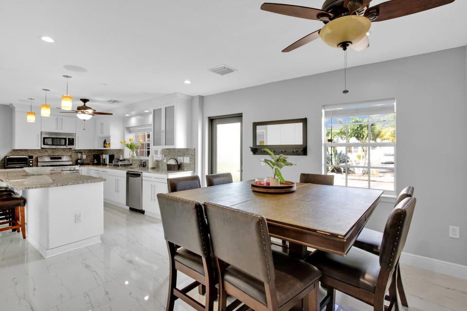 Luxury Water Front, Heated Pool & Jacuzzi, 5bdrm House in Pompano Beach