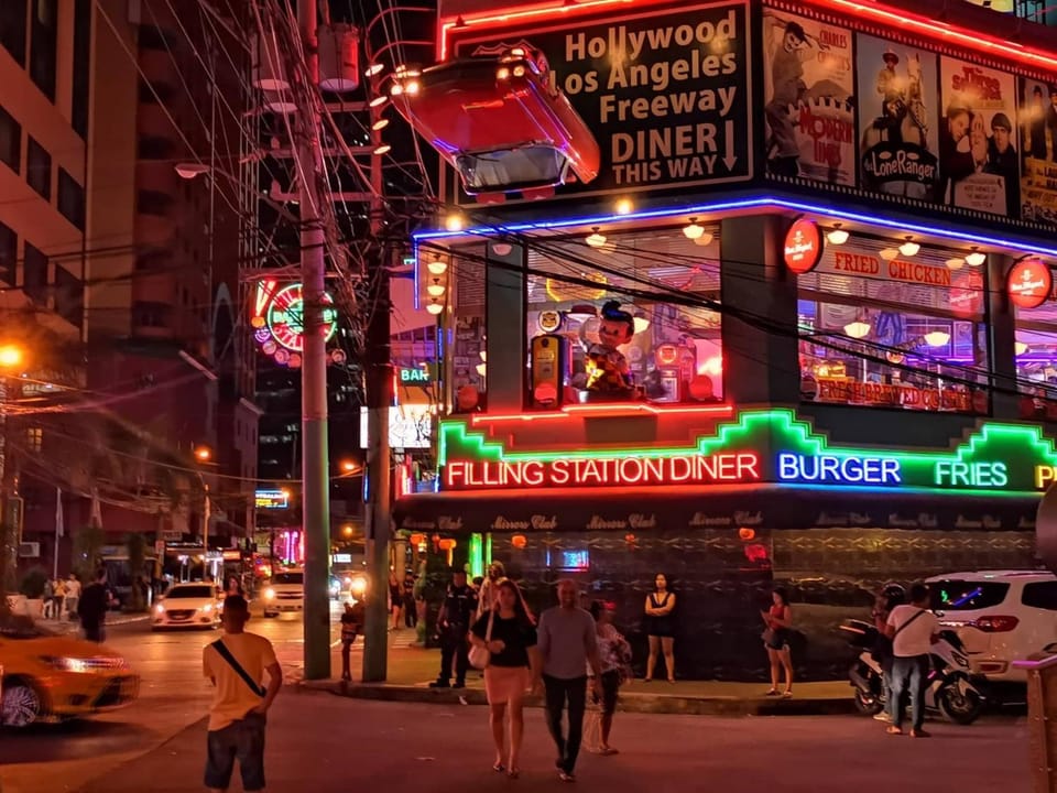 Restaurant/places to eat, Night, People, Neighbourhood, Nightclub / DJ, City view, Street view, Location, group of guests, Parking