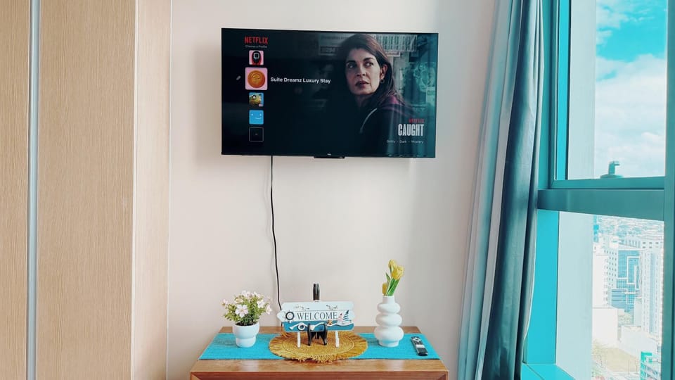 TV and multimedia, View (from property/room), Decorative detail, Bedroom, City view, wardrobe