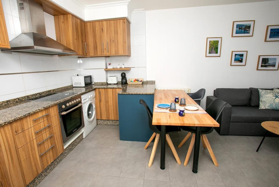 Coffee/tea facilities, Kitchen or kitchenette, Dining area, oven, stove, toaster