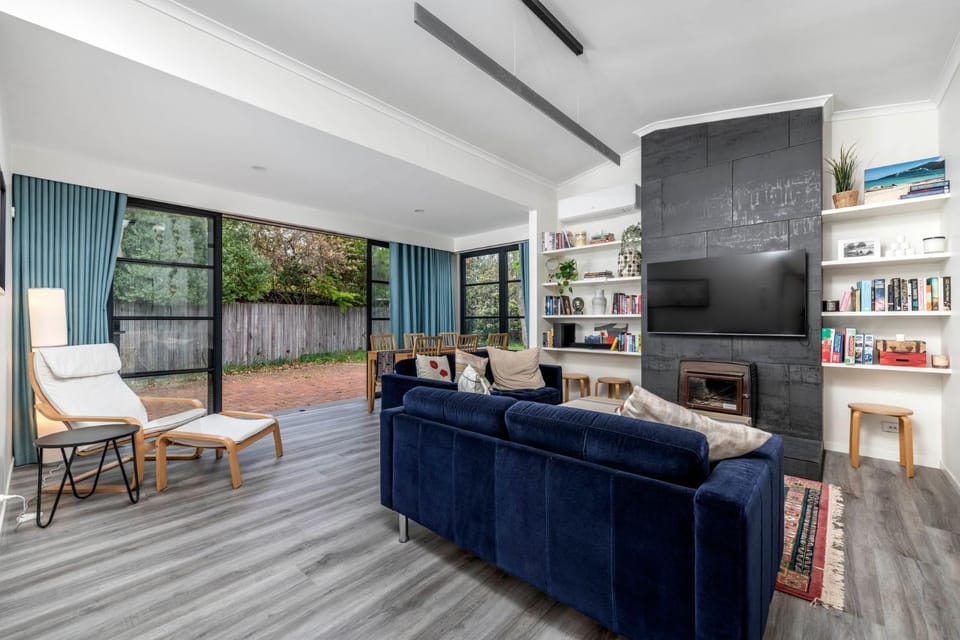 Charming Ainslie Retreat with Garden & City Access House in Canberra