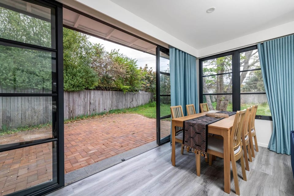 Charming Ainslie Retreat with Garden & City Access House in Canberra