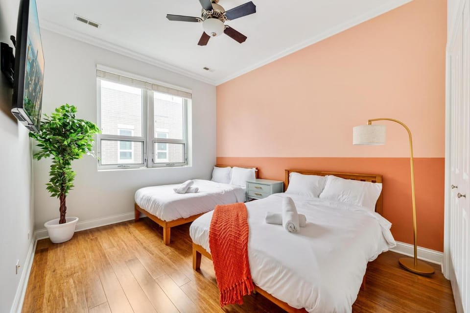 Gym Garage Parking Balcony Sleeps 6 Apartment in Chicago