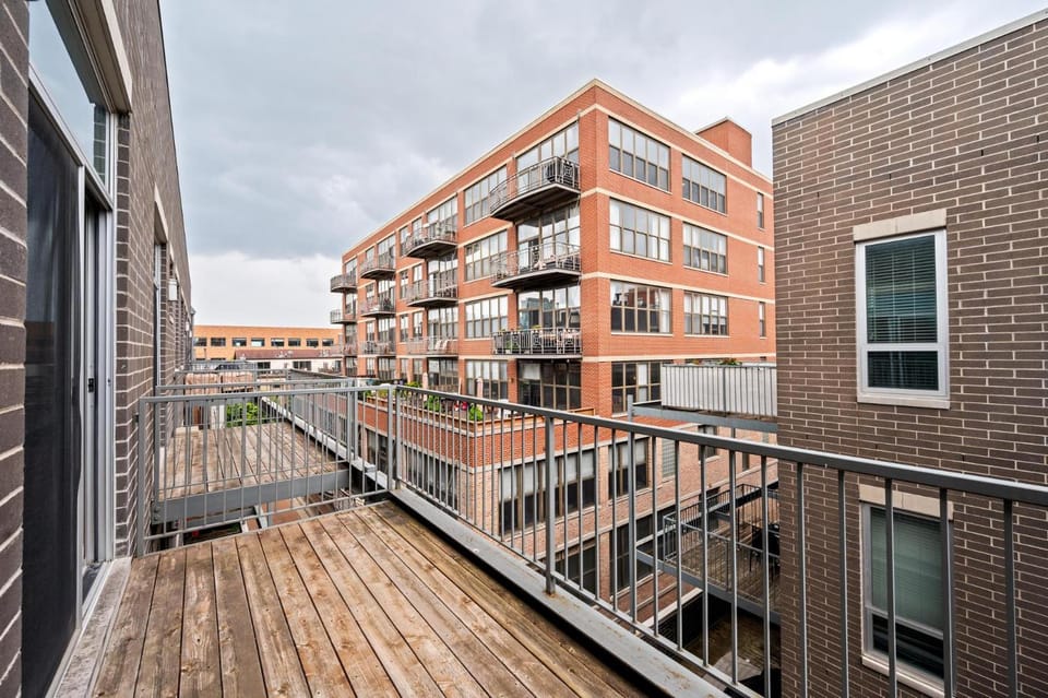 Gym Garage Parking Balcony Sleeps 6 Apartment in Chicago