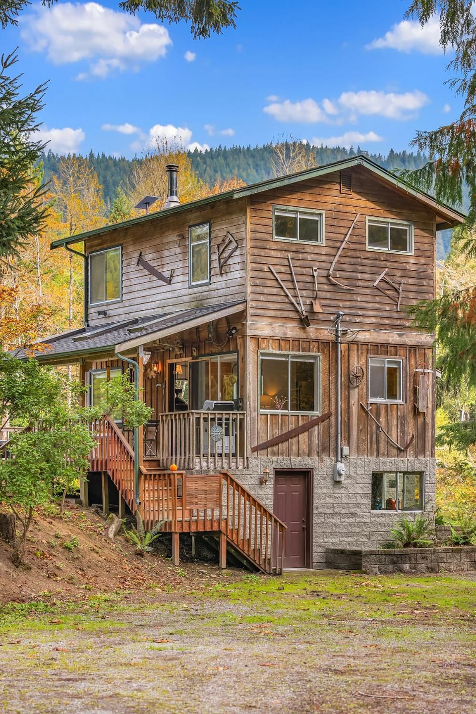 Riverfront Retreat Hot Tub Sauna Yard Gazebo and VIEWS House in Washington