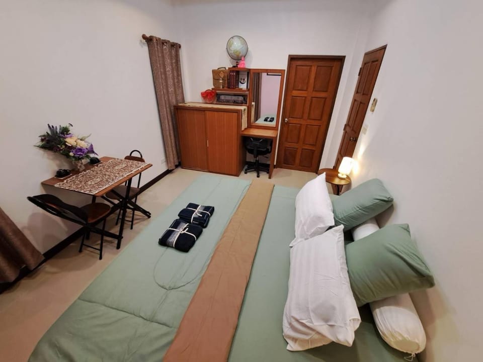 Bed, Photo of the whole room, Seating area, Bedroom