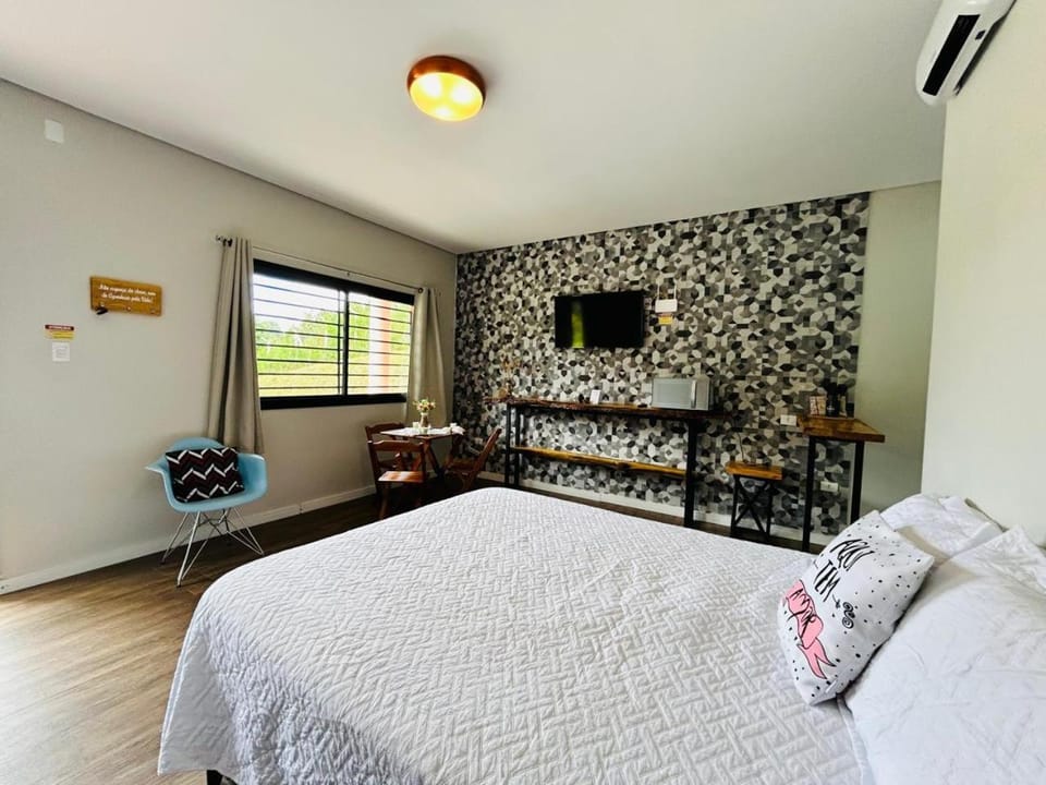 Bed, TV and multimedia, Photo of the whole room, Bedroom