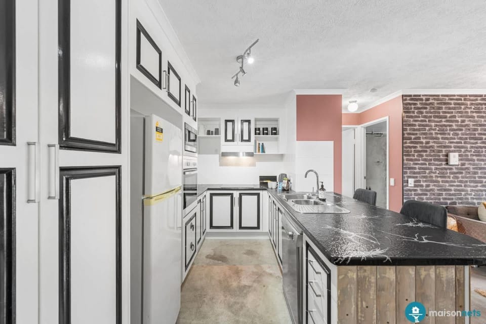 Kitchen or kitchenette, dishwasher