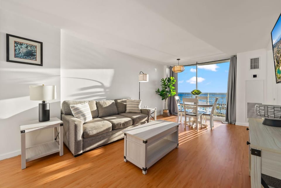 Natural landscape, TV and multimedia, View (from property/room), Balcony/Terrace, Living room, Seating area, Dining area, Evening entertainment, Sea view