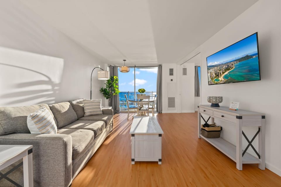 Natural landscape, TV and multimedia, Living room, Seating area, Dining area