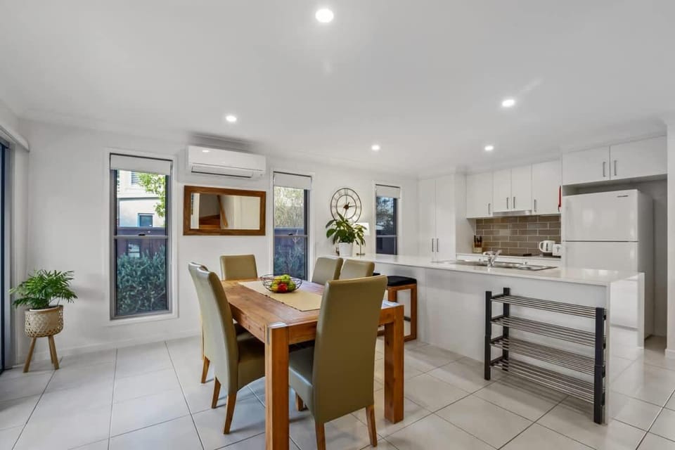 Kitchen or kitchenette, Dining area, oven, stove