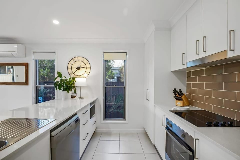Kitchen or kitchenette, dishwasher, minibar, oven, stove