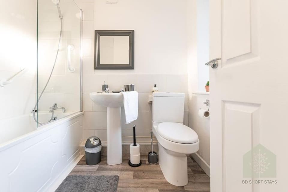 Shower, Toilet, Bathroom, Bath, towels