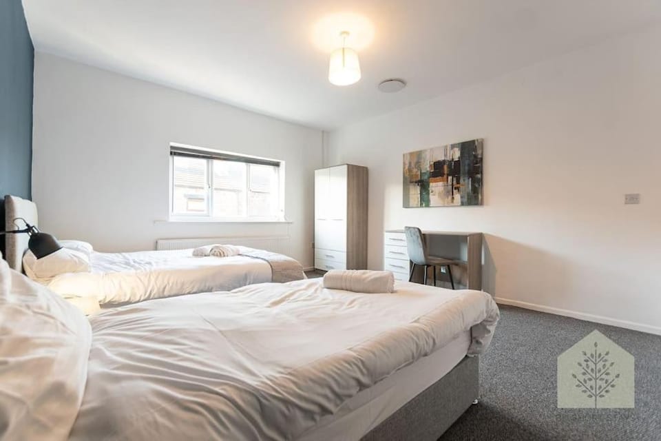 Bed, Photo of the whole room, Bedroom, towels