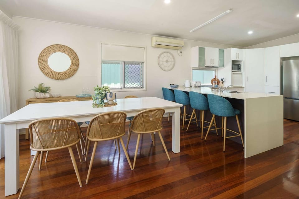 Kitchen or kitchenette, Living room, Seating area, Dining area, oven, pet friendly, stove, air conditioner
