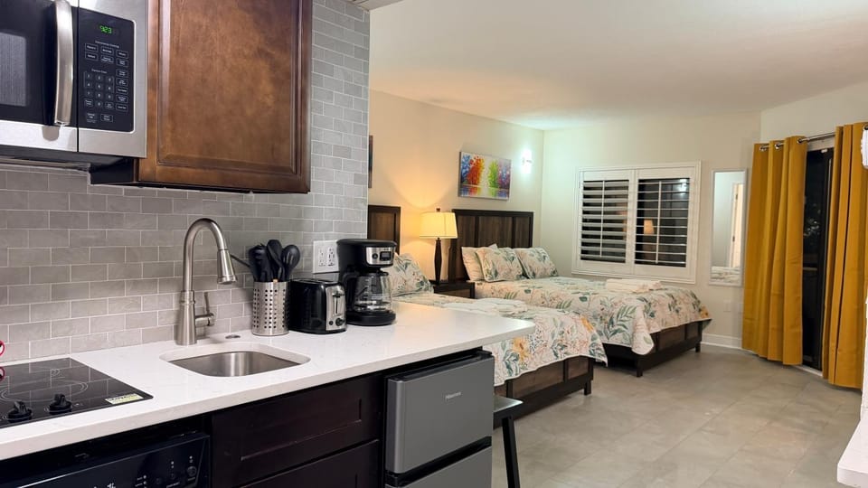 Bed, Coffee/tea facilities, Kitchen or kitchenette, Photo of the whole room, Bedroom, microwave, stove