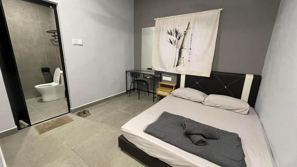 Sam Choon Homestay 三春客棧 Batu Pahat City Centre 4R4B4CP 峇株巴轄民宿 市中心Summit旁邊 四房四浴停車方便 11-13pax House in Johor