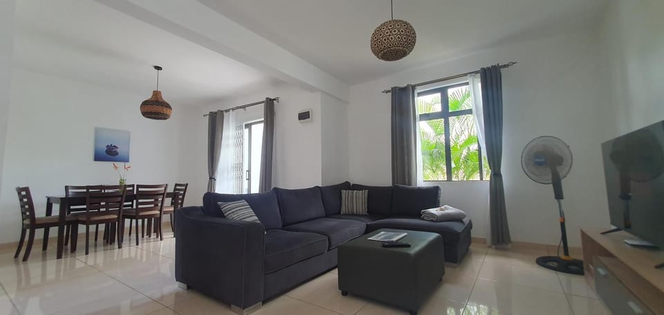 Communal lounge/ TV room, TV and multimedia, Living room, Seating area, Evening entertainment