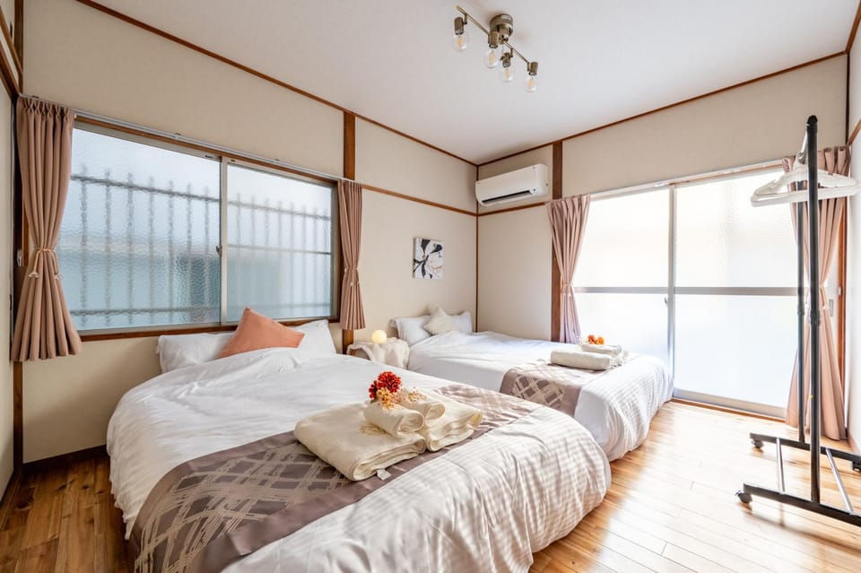 Bed, Photo of the whole room, Bedroom, internet, towels, air conditioner
