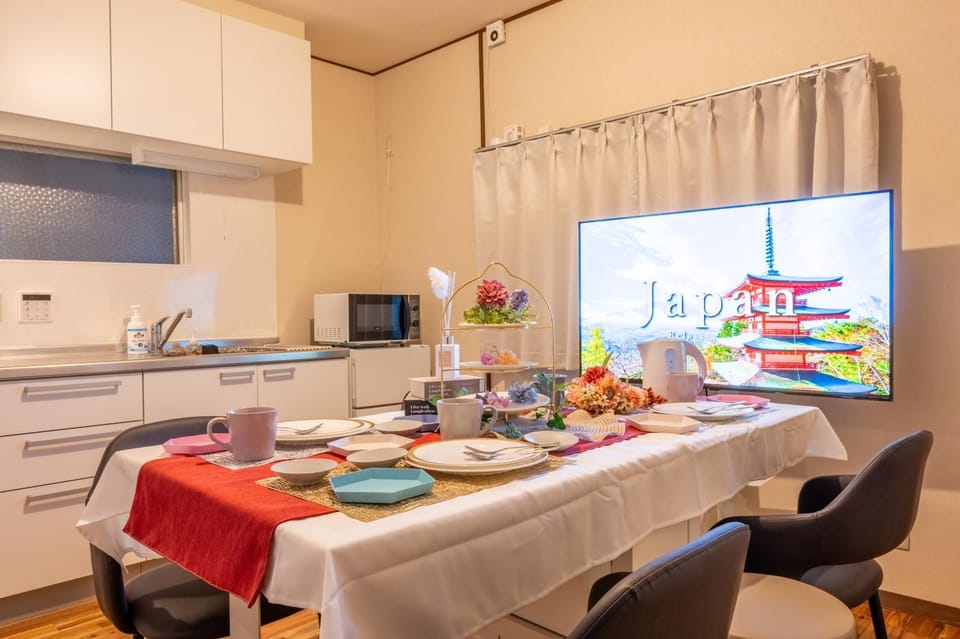 TV and multimedia, Kitchen or kitchenette, Food and drinks, Dining area, Food, minibar